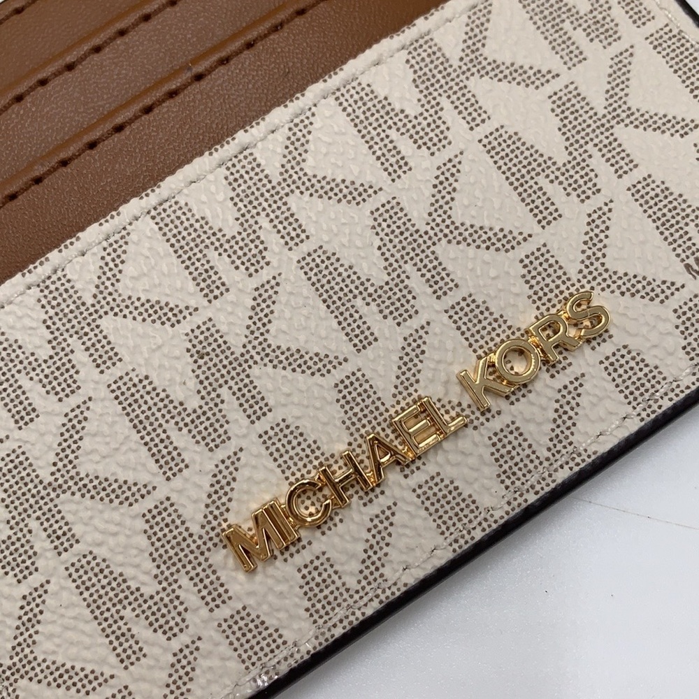 MICHAEL KORS
Leather Large Card Holder Case Wallet
Vanilla signature col… - Picture 6 of 10